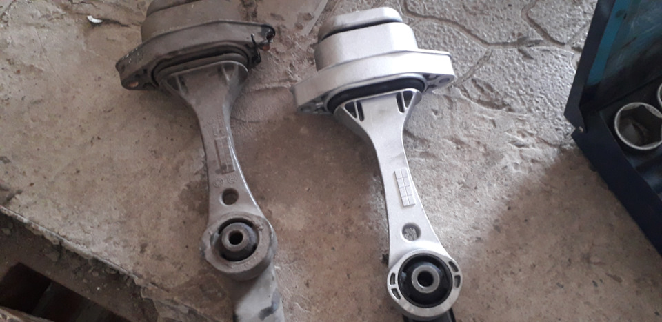 Замена задней опоры КПП — Volkswagen Golf Mk4, 1,6 л., 2003 года ...