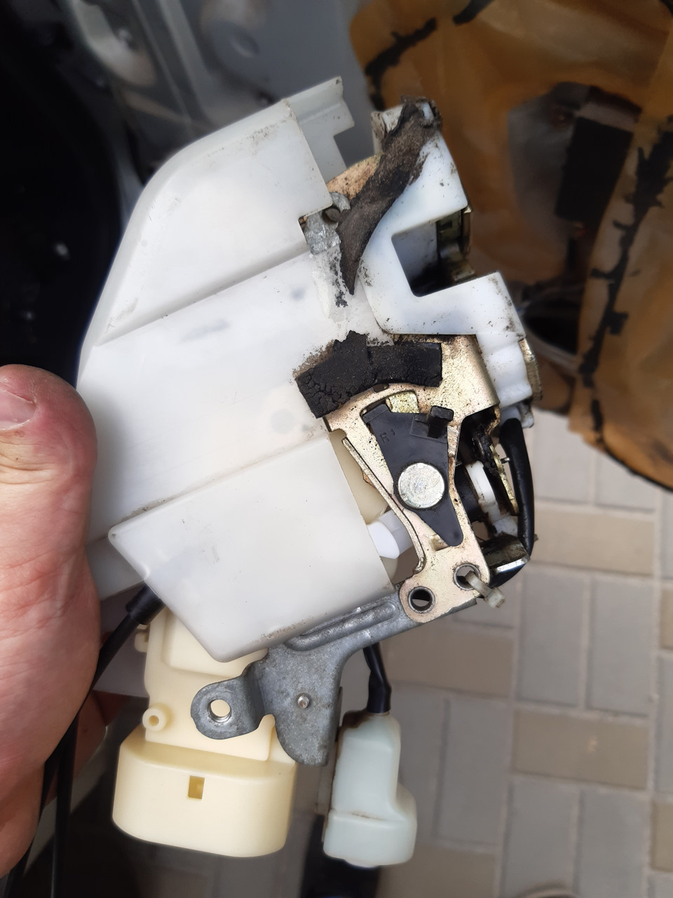 Замена актуатора замка двери — Lexus GS (JZS160), 3 л, 2000 года ...