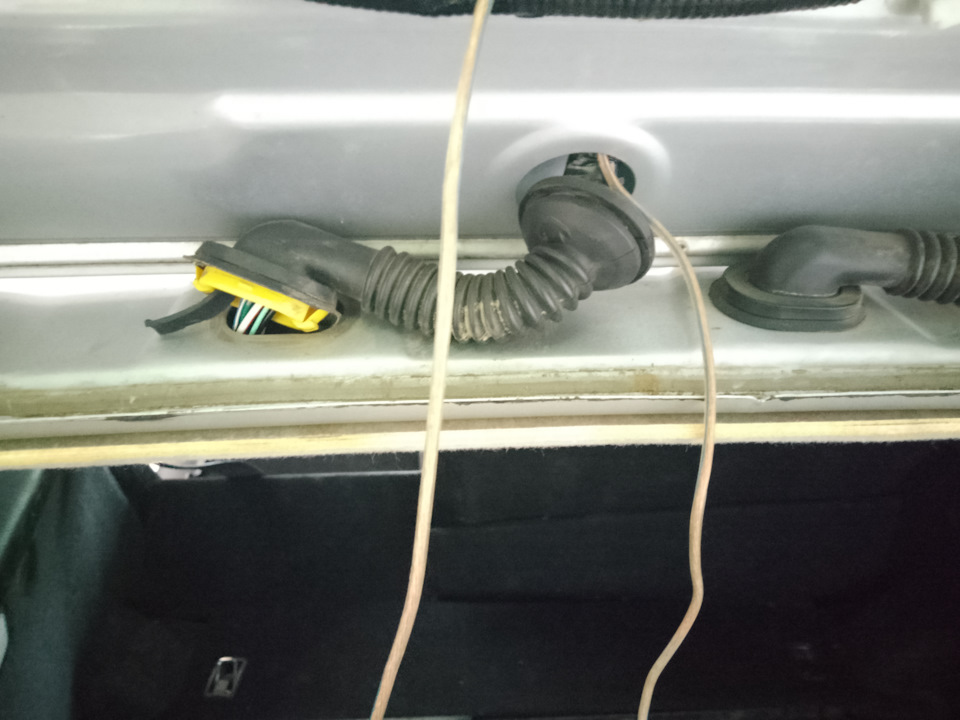 После врезки под ручку производим протяжку дополнительного провода к световым сигналам заднего хода, именно от туда идёт плюс на магнитолу к проводу BACK или же REVERCE от чего будет подаваться команда отображения информации с камеры на экране магнитолы. — Toyota Caldina (241)