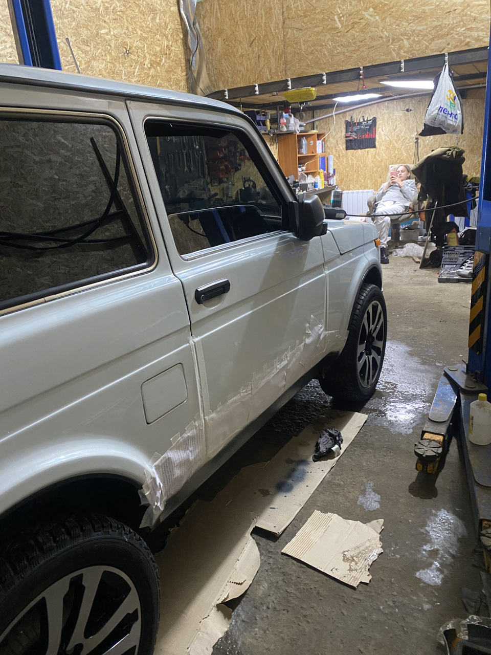 Антигравий порогов — Lada 4x4 3D, 1,7 л, 2016 года | кузовной ремонт ...