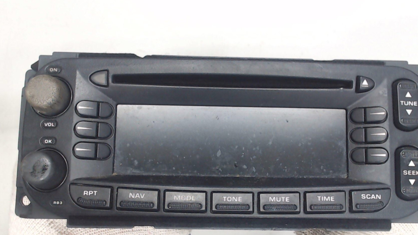 Магнитола крайслер. Магнитола в крайслер пт крузер 2001 год. Автомагнитола крайслер себринг. Магнитола крайслер. Магнитола chrysler 300c.