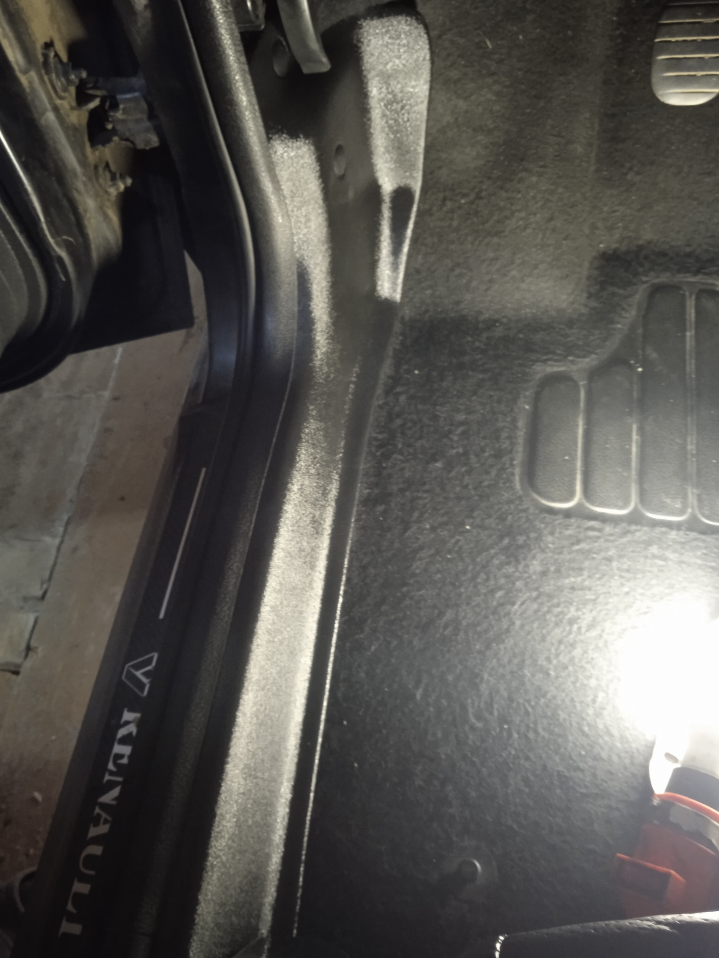 Передние накладки на ковролин — Renault Logan (1G), 1,4 л, 2011 года ...