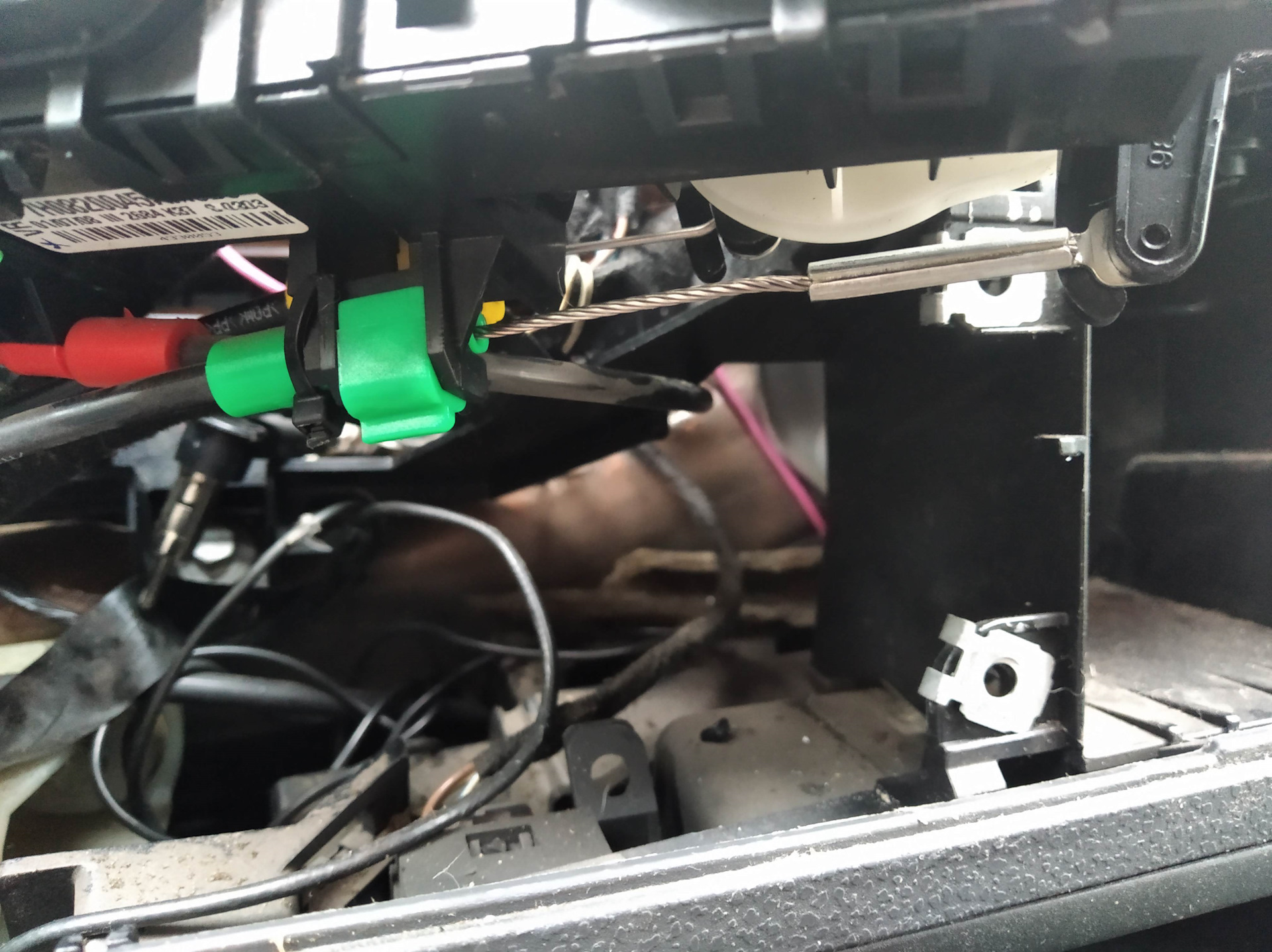 Перестал дуть теплый воздух. Тросик управления климат-контролем Geely. Battery Power 36 v прибор машину обдувать воздухом. Маленький обдув воздухом от электричество. VW t5 не дует воздух на стекло.