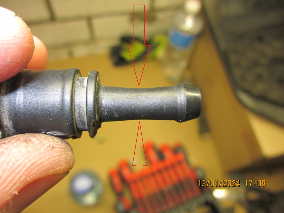 Обратите внимание на то, как сильно просел под завальцовкой штуцер топливного разъёма — Lada Vesta SW (1G). Запчасти на фото: 13012024