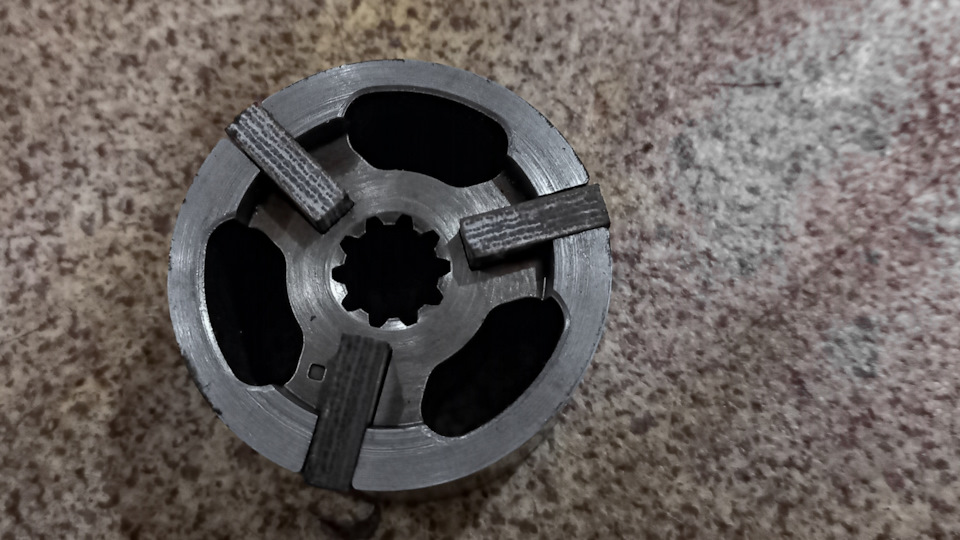 Я проверил, как лопатки подходят к детали вакуумного насоса. — Mitsubishi Pajero (1G)