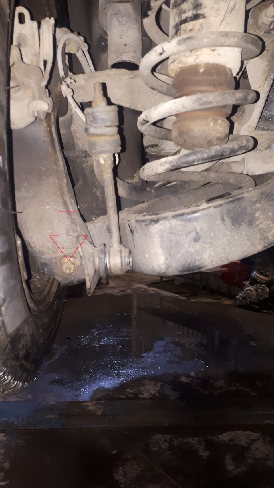 Krok 13 — Przód: osadź kolumnę w zwrotnicy, dokręć obejmę zgodnie ze specyfikacją; podłącz łącznik stabilizatora. — Ford Mondeo Mk4 FL