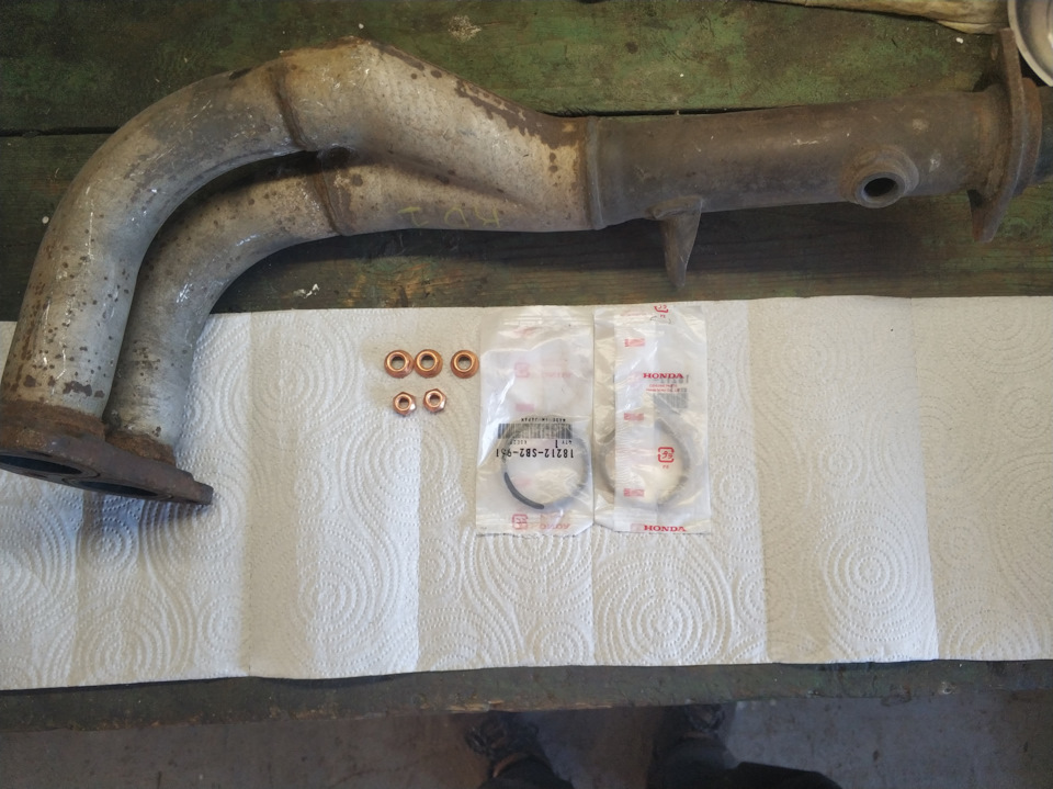 Приемная труба глушителя, замена. — Honda CR-V (RD1/RD2), 2 л, 1998 ...