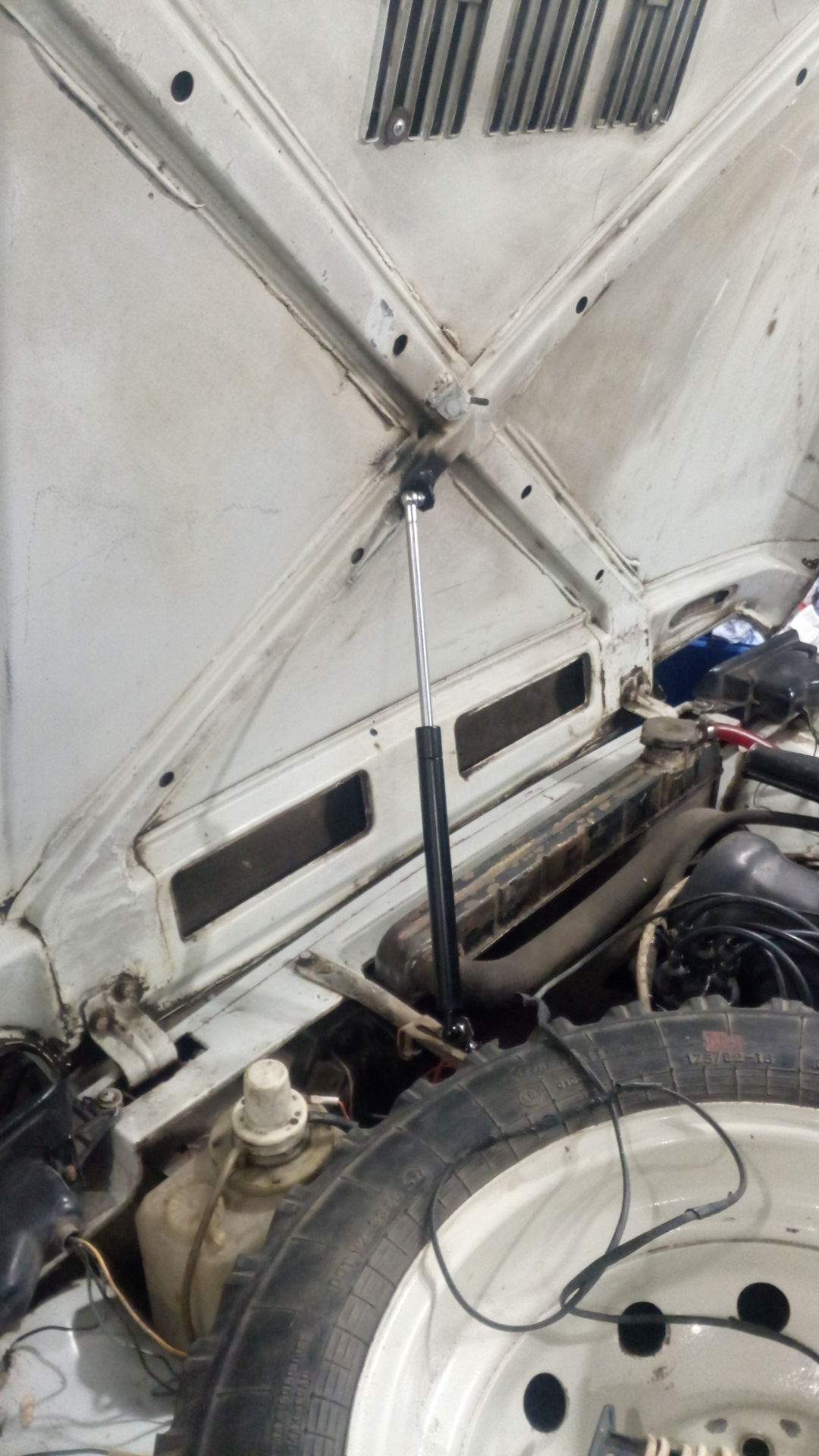 Амортизатор капота автоупор ваз 2114. Газовый упор капота 1112 823. Газовые упоры капота на волгу 3102. Freelander амортизаторы на капот. Упор капота ланос.