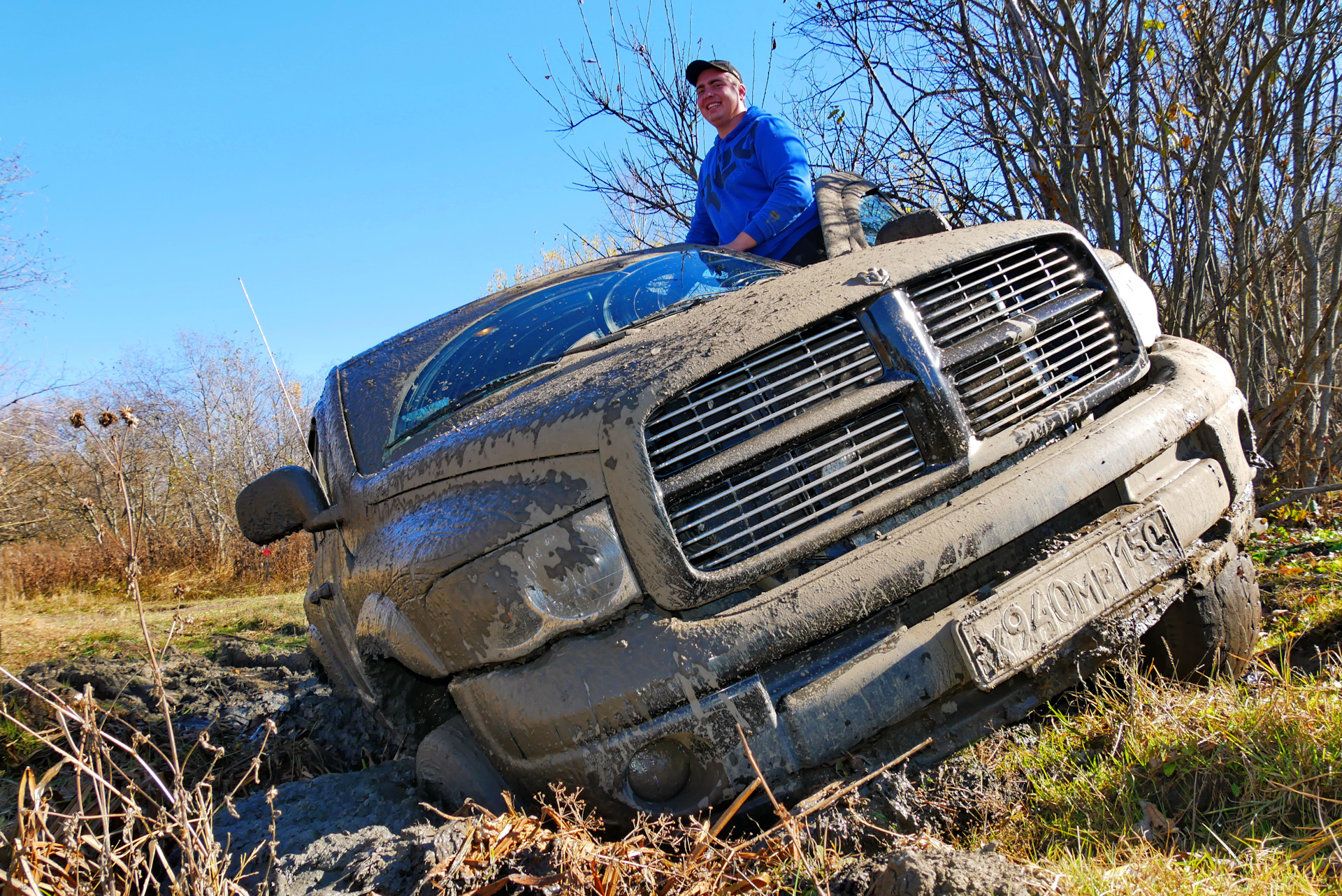 Грязь против. Dodge Ram по бездорожью. Dodge Ram в грязи. Dodge Ram для бездорожья. Додж Рэм в грязи.