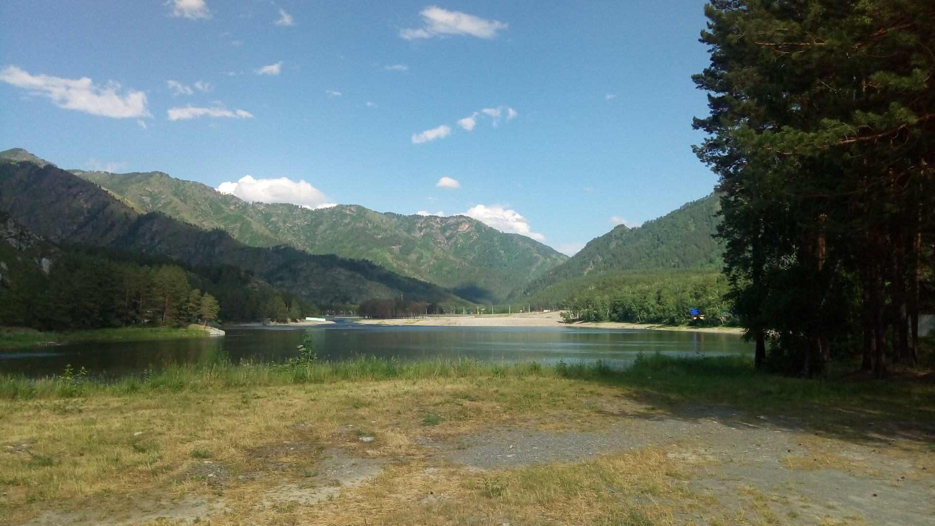 Форелевое озеро горный Алтай. Форелевое озеро Чемал. Плач скала Чемал. Скала плача Алтай. Форелевое озеро алтай