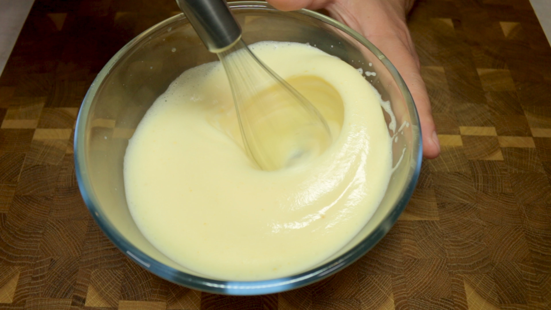 В дрожжевое тесто добавляют соду. Маргарин для дрожжевого теста. Дрожжевое тесто в миксере. Сдобное дрожжевое тесто на молоке со сливочным маслом. Тесто сдобное на молоке фото.