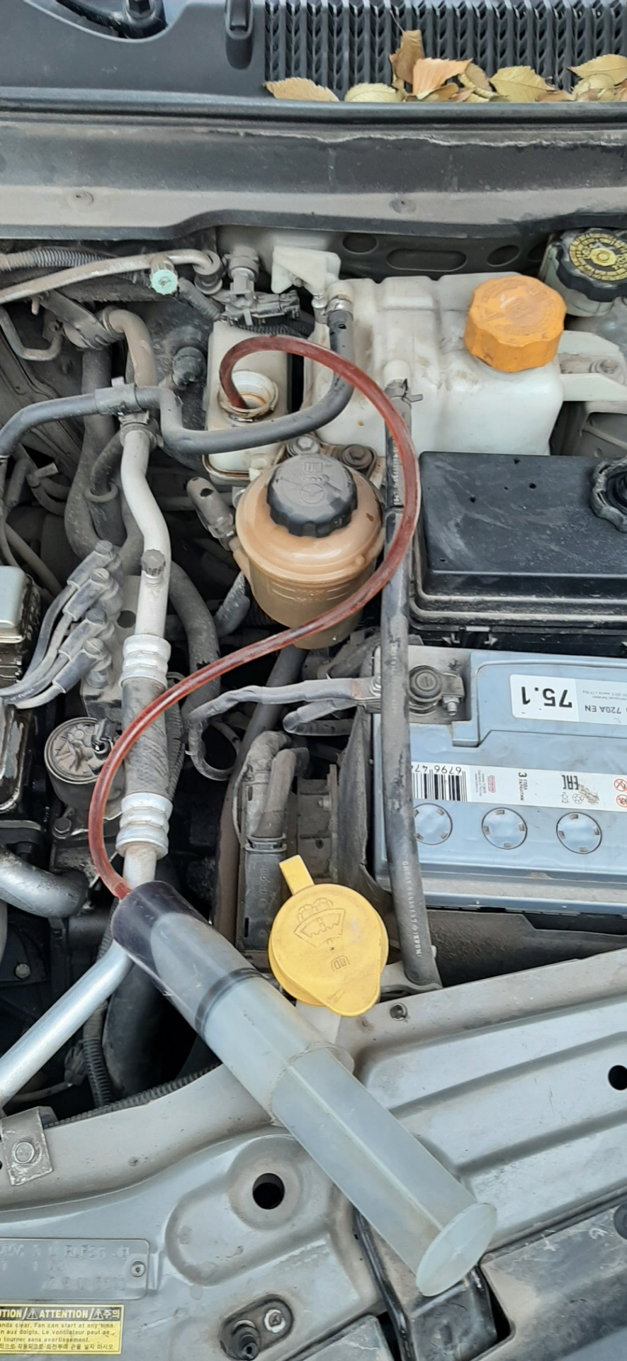 Замена тормозной жидкости в сцеплении и тормозах — Chevrolet Captiva ...