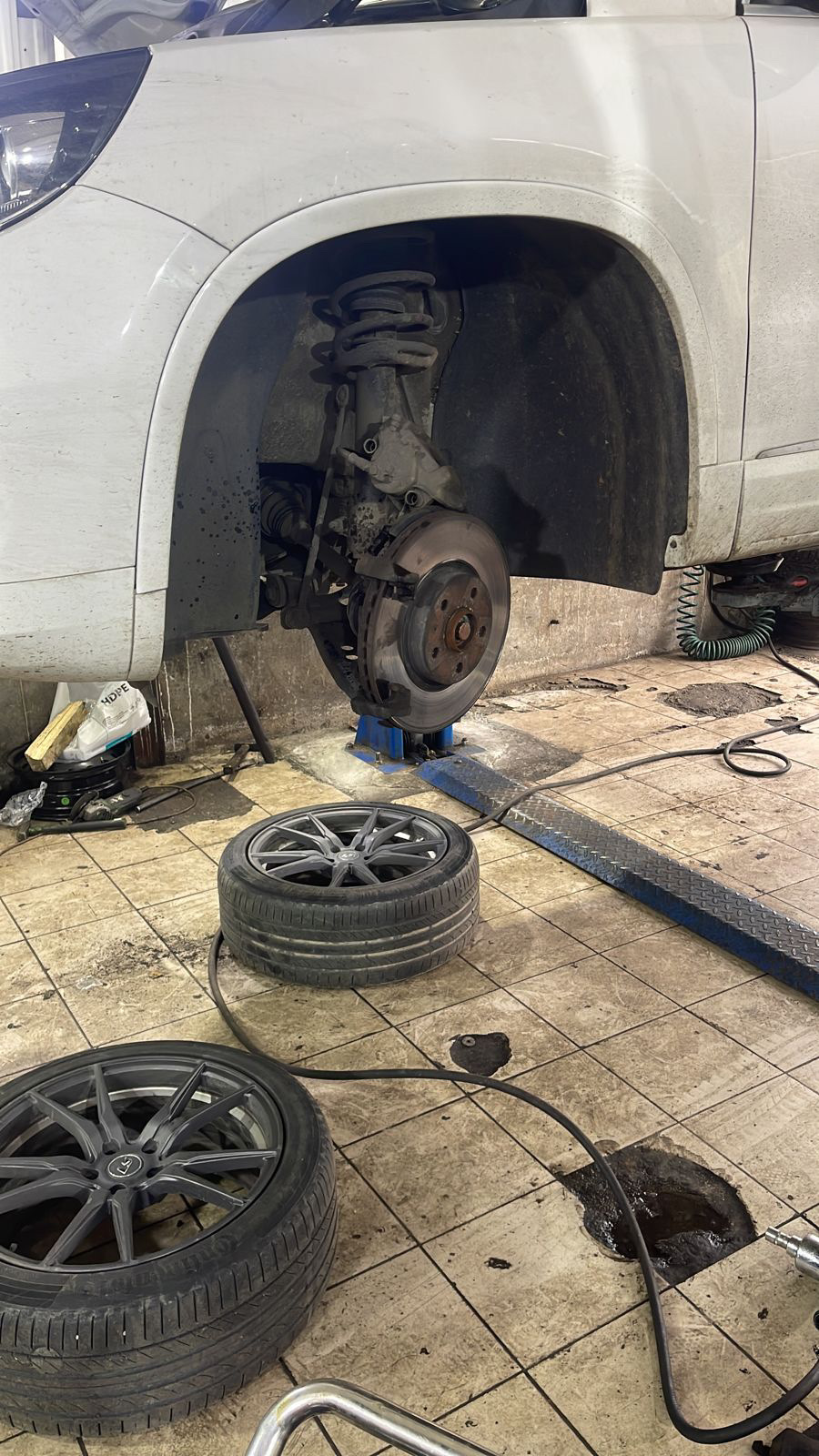 ⓿ Замена тормозных дисков — Volkswagen Tiguan (1G), 2 л, 2011 года ...