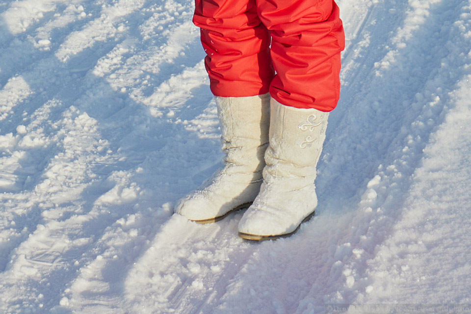 Сон идти в сапогах. Высокие сапоги в грязи. Женские ножки в сапогах. Резиновых сапоги девушка ноги. В сапогах резиновых девочка ноги.