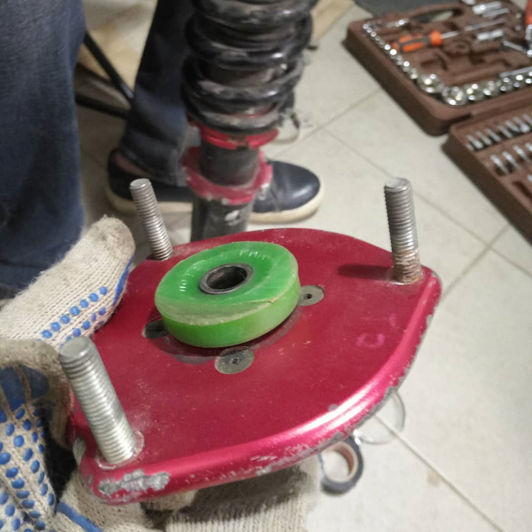 Замена резинки на опоре стойки buddyclub — Toyota Altezza, 2 л, 1998 ...