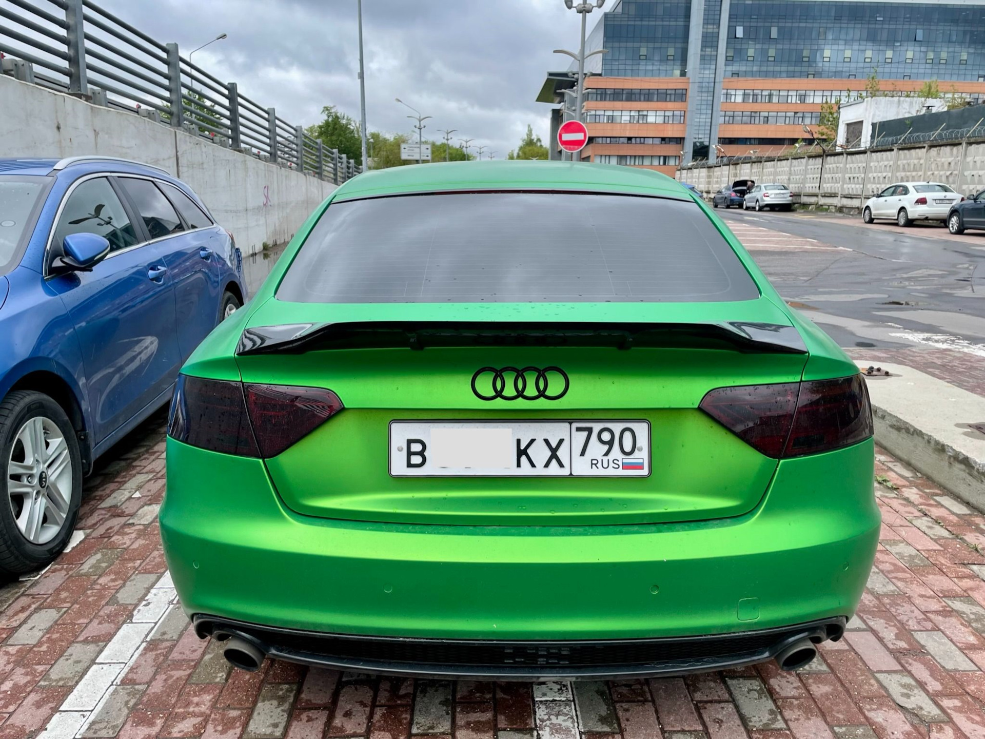 Спойлер в стиле ducktail и тонирование фонарей лаком — Audi A5 ...