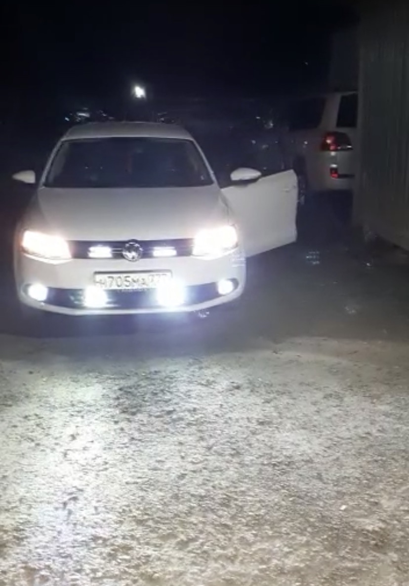 Установка дополнительного света в дальний. Вспышки ФСО в VW Jetta 6. Led  свет в туманки. — Volkswagen Jetta VI, 1,6 л, 2014 года | другое | DRIVE2