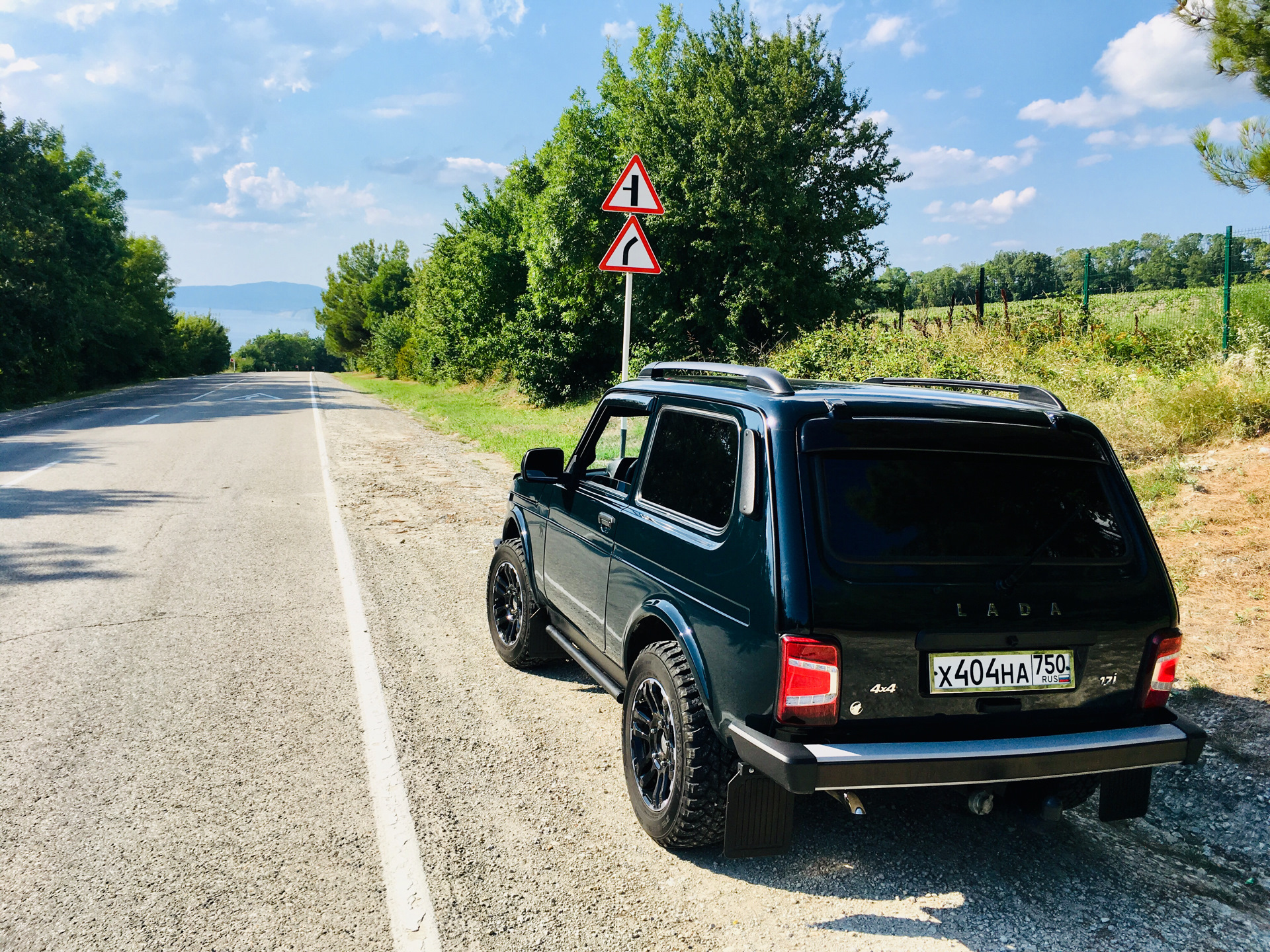 Нива блэк. Lada 4x4 Black Edition. Нива 2021 Несси. Нива 3д Black Heat.