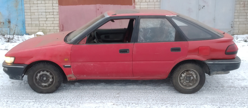 общий вид, от того что было изначально -другая машина. Однако порог вверх ушел, оттого что был криво отпилен, это не очень. Впрочем, мне это никак не помешает. Двери не выставлял в зазоры на этом фото, по арке там все норм. — Toyota Corolla (90)