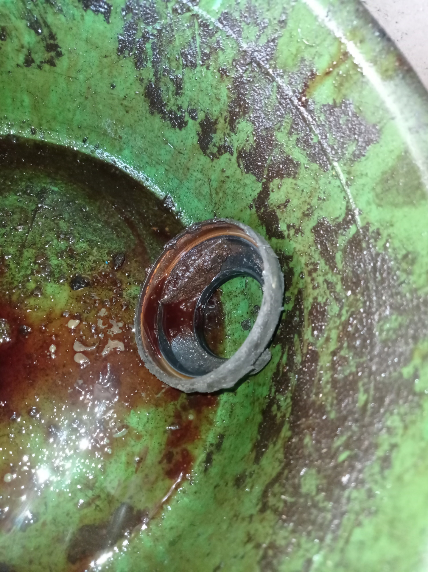 Замена сальника заднего хвостовика РК — Nissan Navara (2G), 2,5 л, 2008 ...