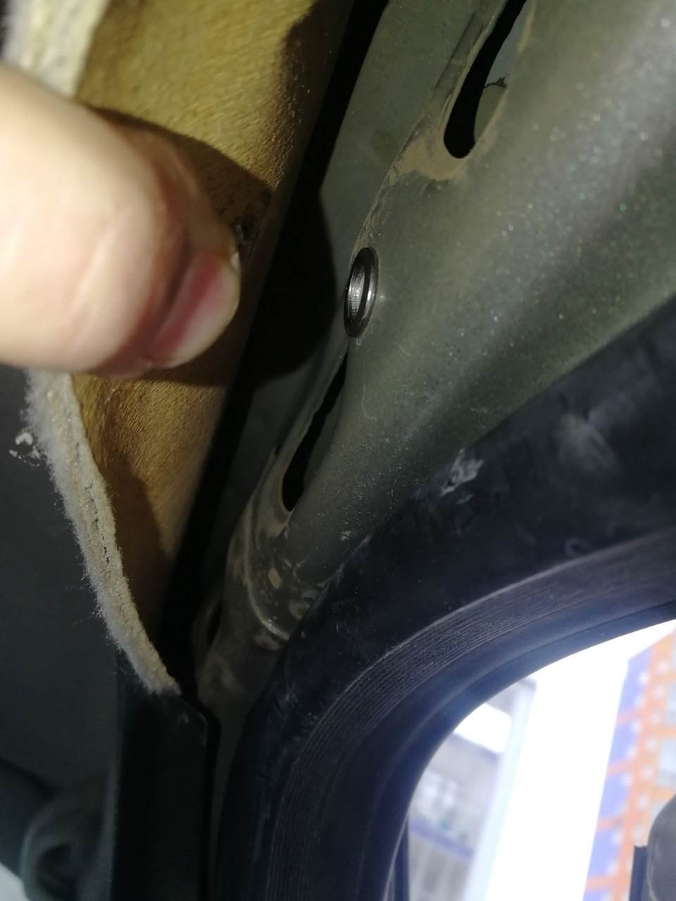 Заклёпка на месте. Фото с правой стороны — Chevrolet Niva (1G)