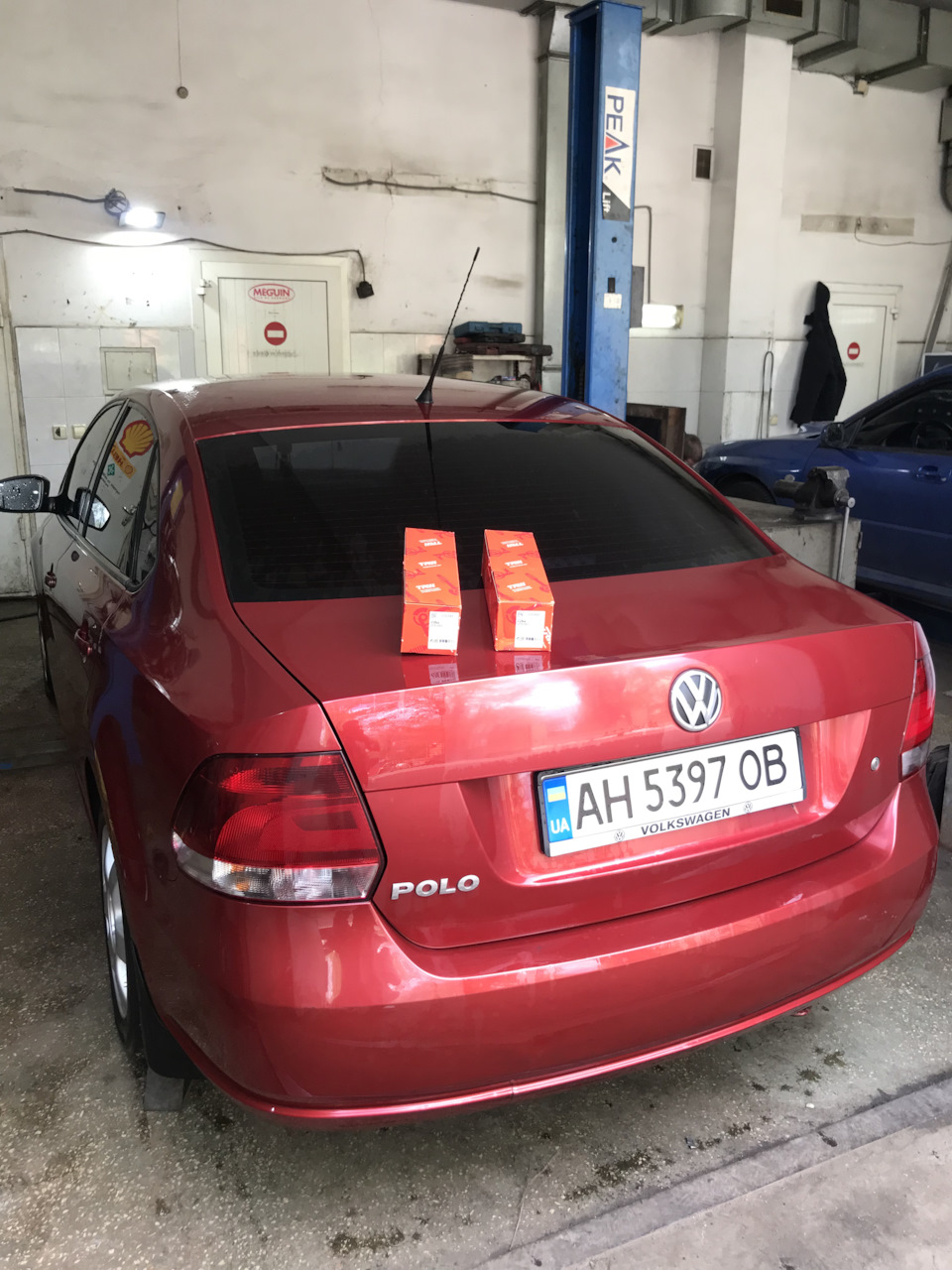 Замена масла и стоек стабилизатора — Volkswagen Polo Sedan, 1,6 л, 2011 ...