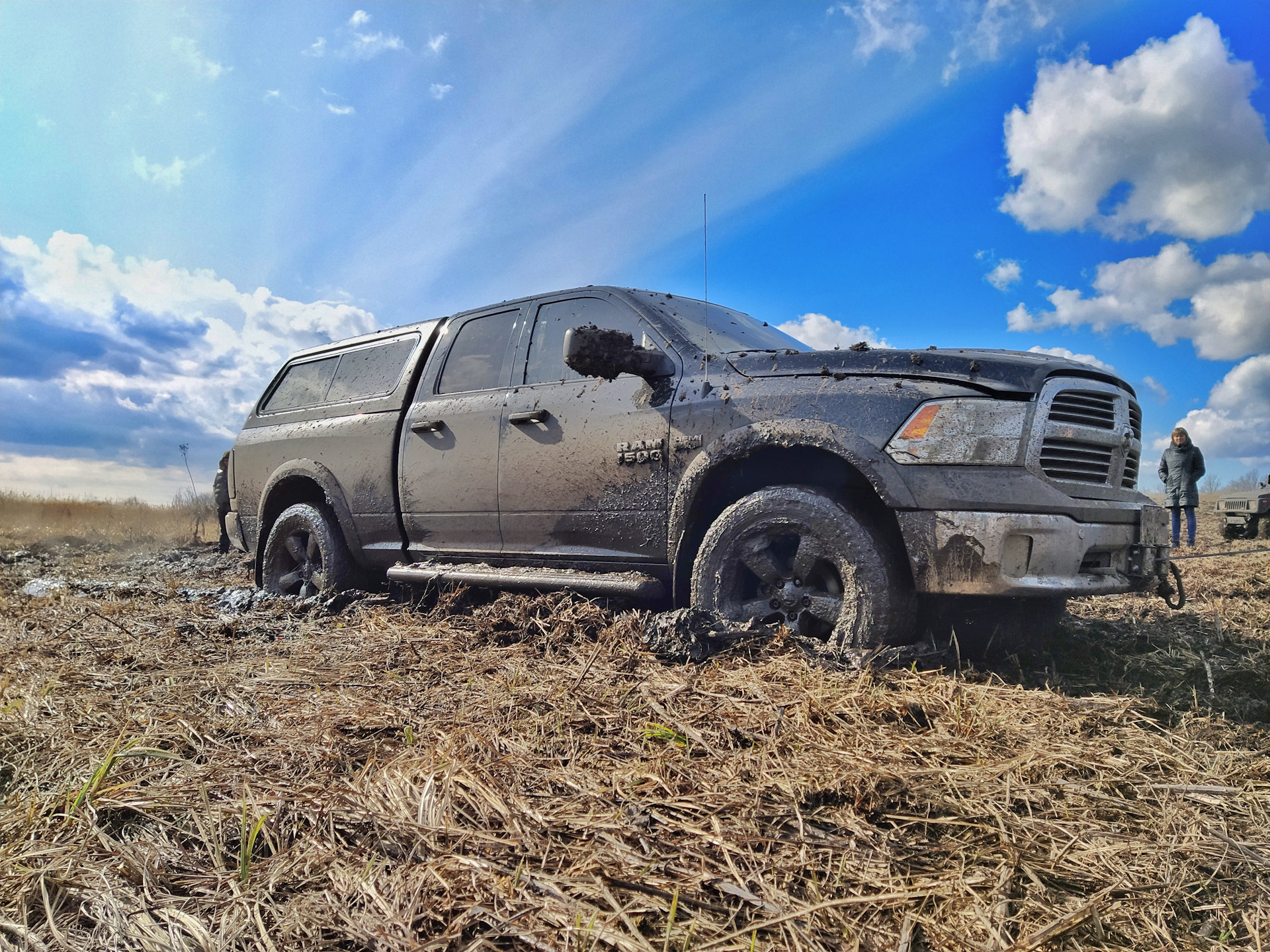 Бездорожье додж. Додж рам в грязи. Dodge Ram 2005 по бездорожью. Dodge Ram по бездорожью. 4х4 грязь dodge Ram.