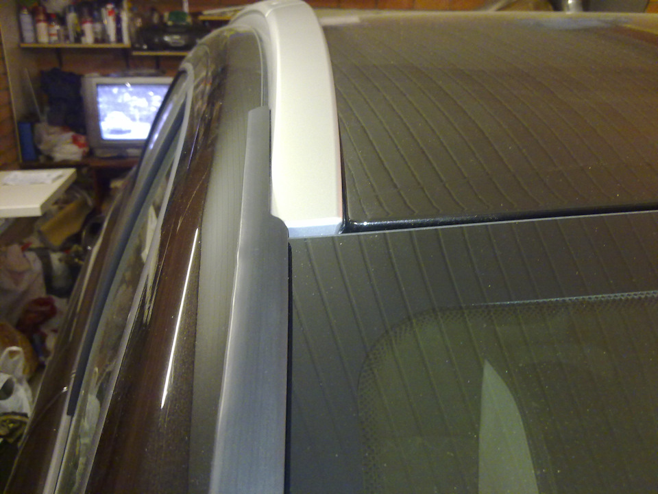 Так приклеен дефлектор в верхней части, возле рейлинга. Кстати, дефлекторы для Весты и Весты СВ разные, из-за рейлингов. Поэтому при заказе уточняйте какая у Вас машина. — Lada Vesta SW Cross (1G)