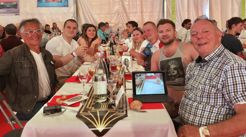За столом с нами Жан Мишель — главный механик Ситроен, а сейчас коллекционер автомобилей этой же марки. — Citroen C4 (2G)