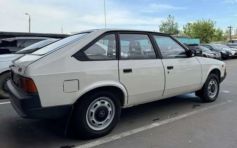 Переходной Москвич 2141 апрель-июнь 1990-старые дорестайлинг крылья с повторителями впереди, но пропали погоны — Москвич 2141