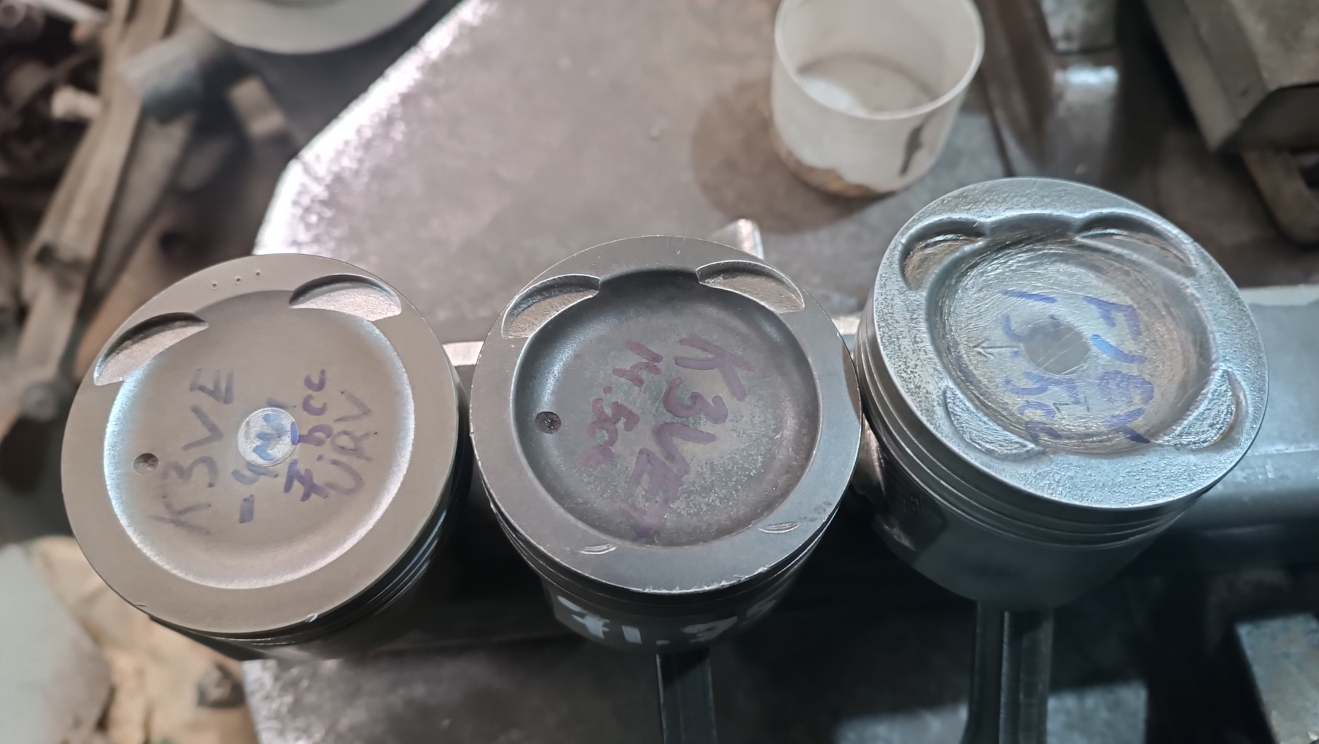 Почему стучат поршни. Стук юбки поршня. Почему стучат поршни. Почему стучат поршни. Поршень вид сверху.