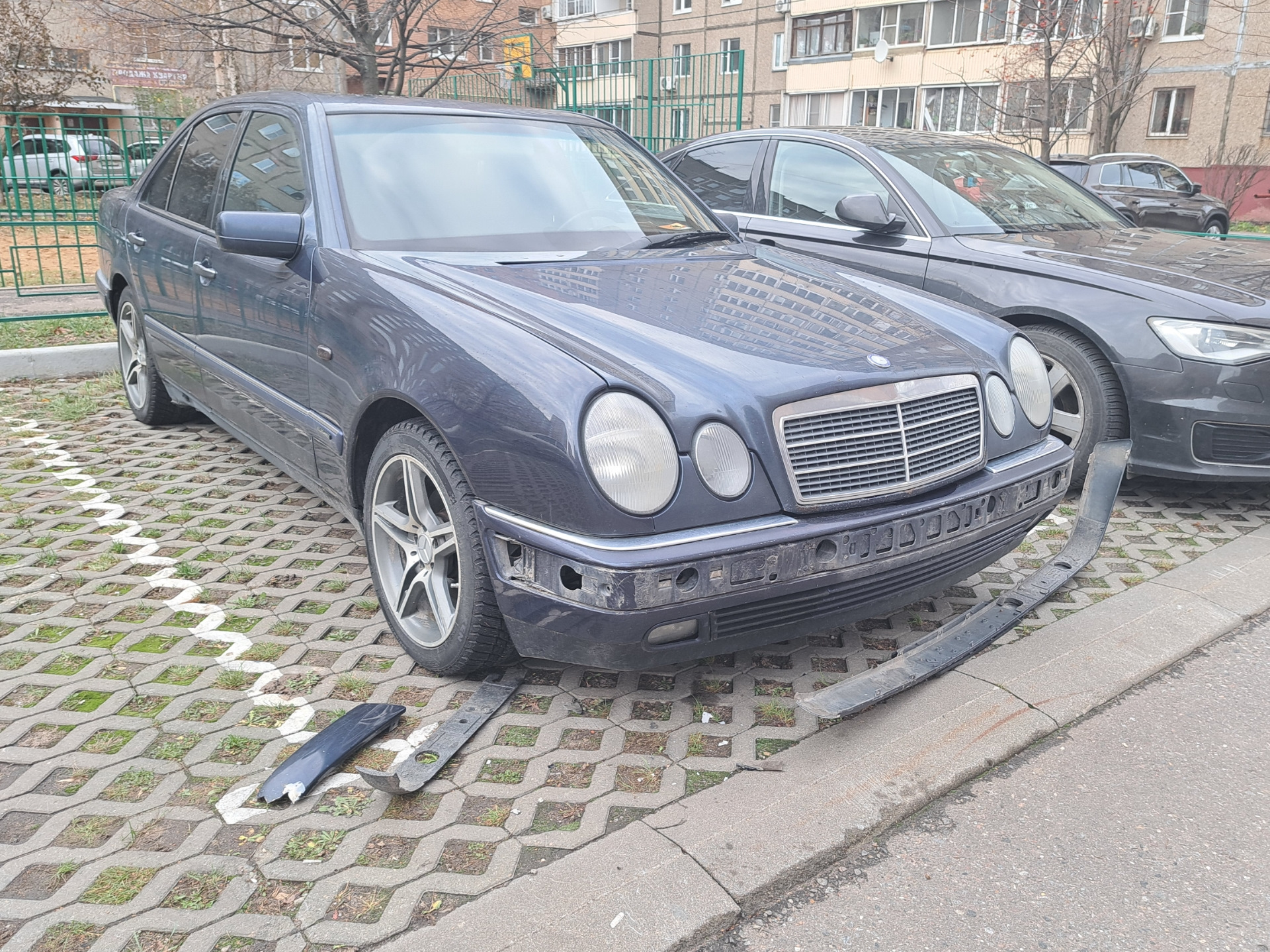 Стукнули на парковке — Mercedes-Benz E-class (W210), 2,3 л, 1996 года | ДТП  | DRIVE2