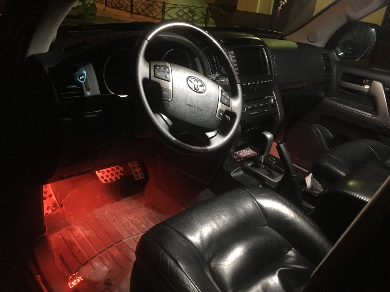 Подсветка ног — Toyota Land Cruiser 200, 4,5 л, 2011 года | тюнинг | DRIVE2