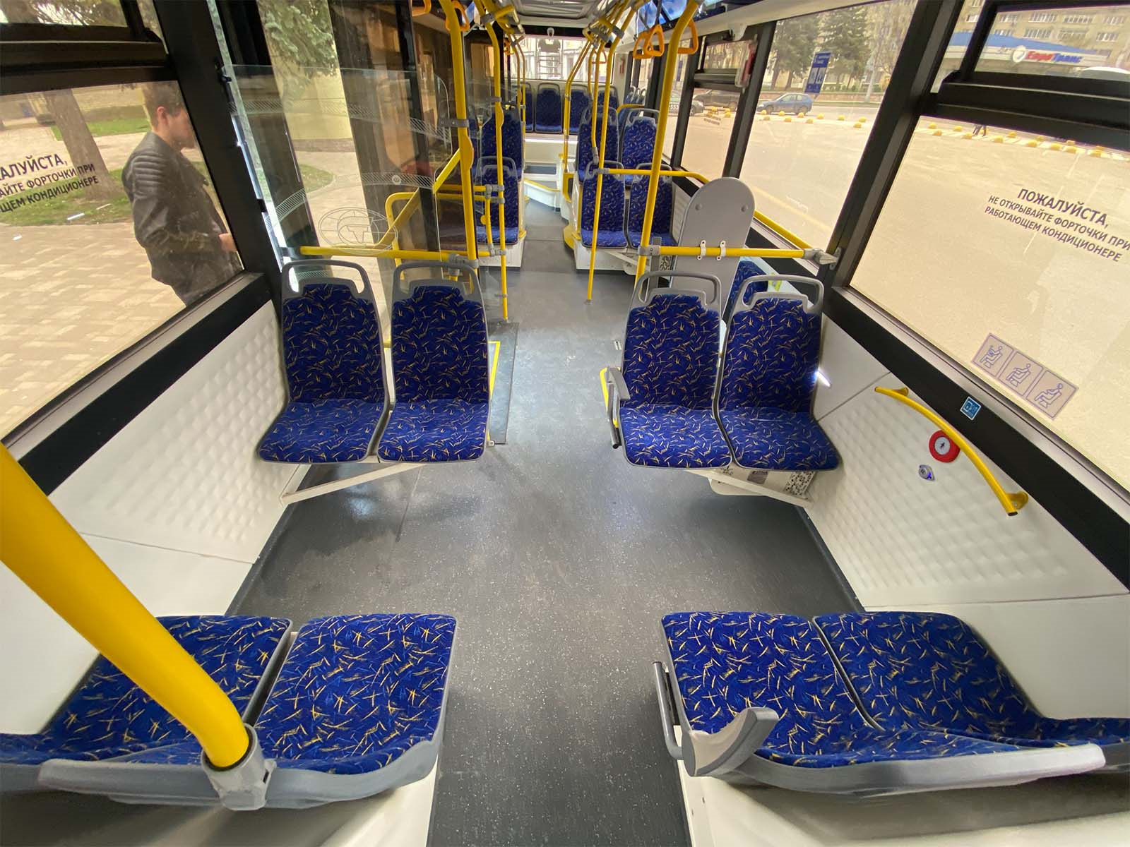 Сиденье водителя лиаз 5292. Сколько мест в троллейбусе. Самое безопасное место в трамвае. Зиу 9 кабина. Сколько мест в троллейбусе.