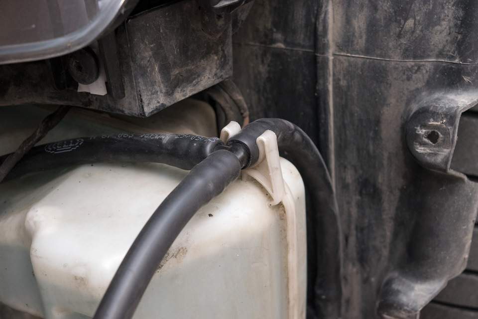 Так, как сейчас — правильно, но часть от насоса до этого места несколько натянута получается — BMW 6 series (E63)