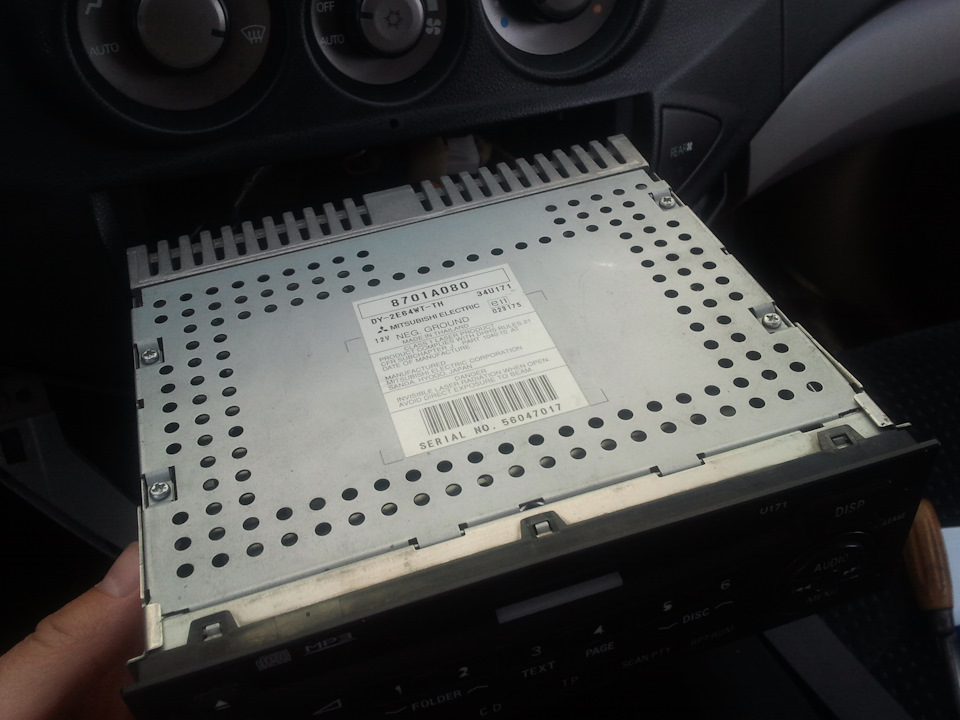 Штатная магнитола — говно редкостное! — Mitsubishi Grandis. Запчасти на фото: 8701A080, 053975