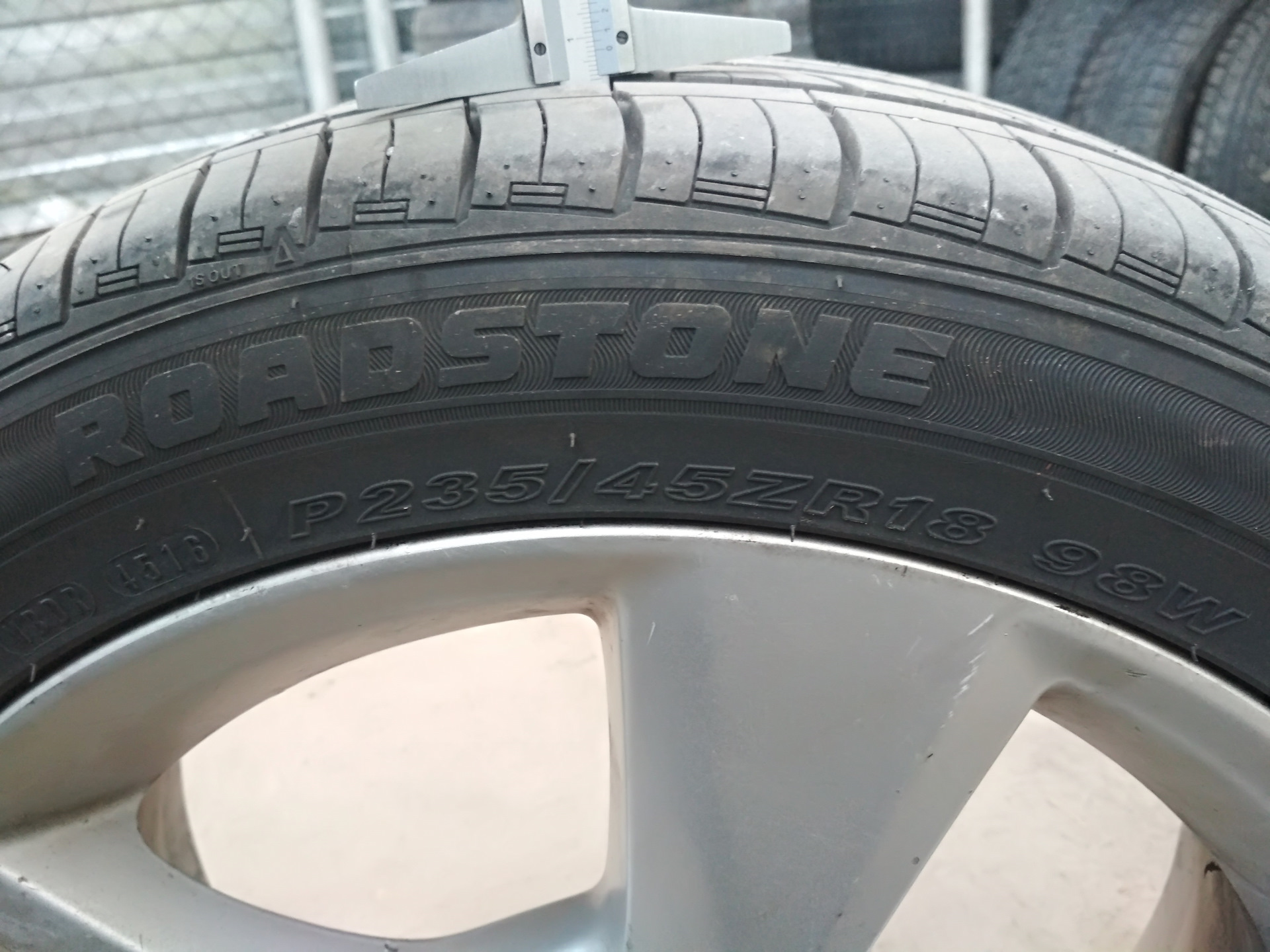 Шины производители отзывы. Roadstone n'Fera au5 XL. Roadstone n'Fera au5. Roadstone 235/55 r18 n'feraru5xl 102v. Родстоун ау.