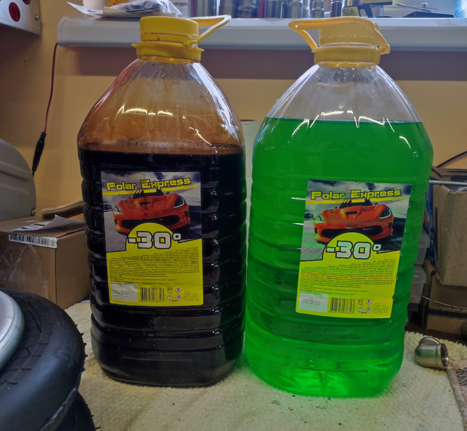 Вот столько масла откачалось. Сравнил с 5литровой бутылкой незамерзайки — Nissan X-Trail II (t31)