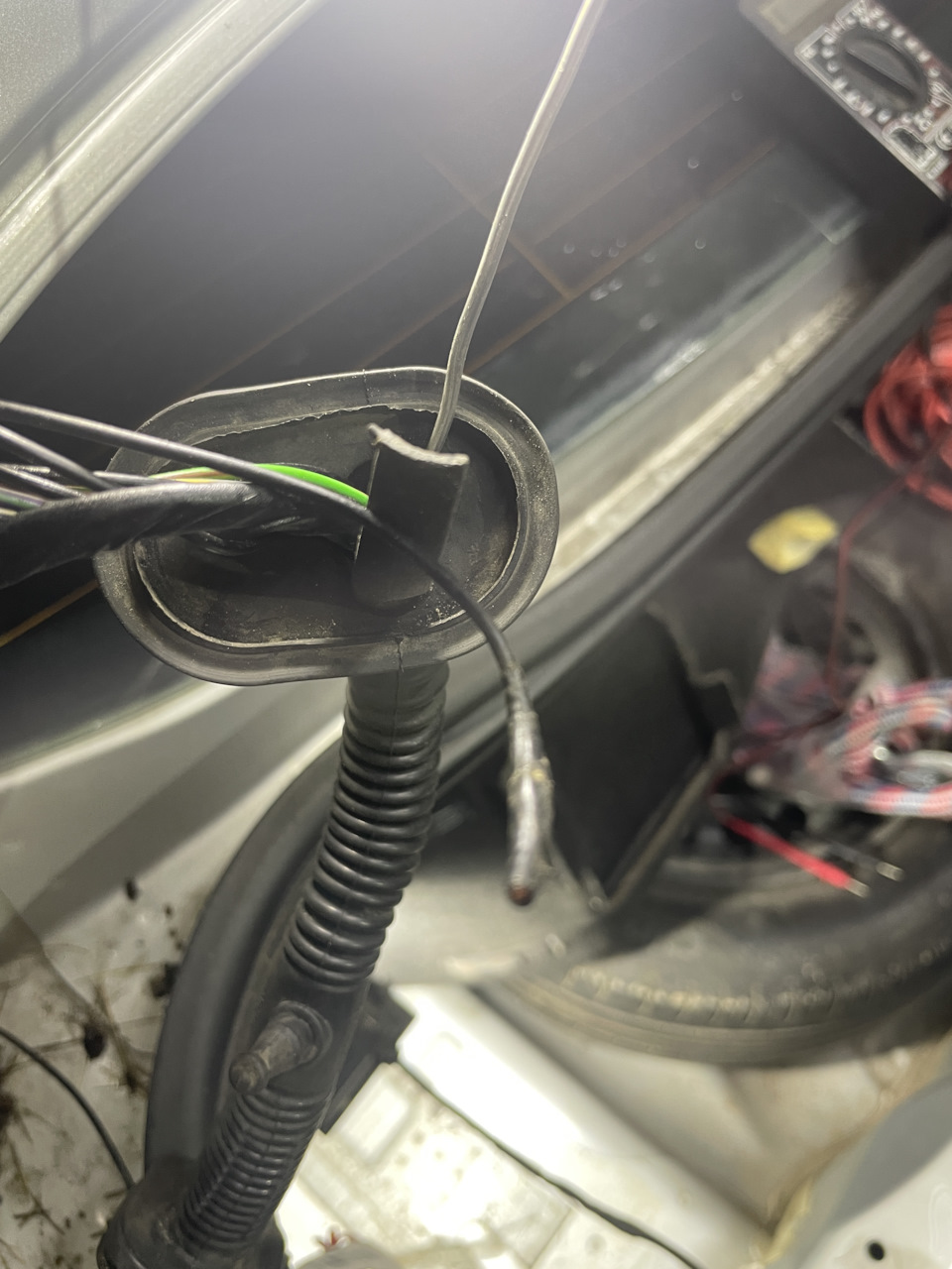 Коса багажника — Ford Mondeo IV, 2 л, 2011 года | поломка | DRIVE2