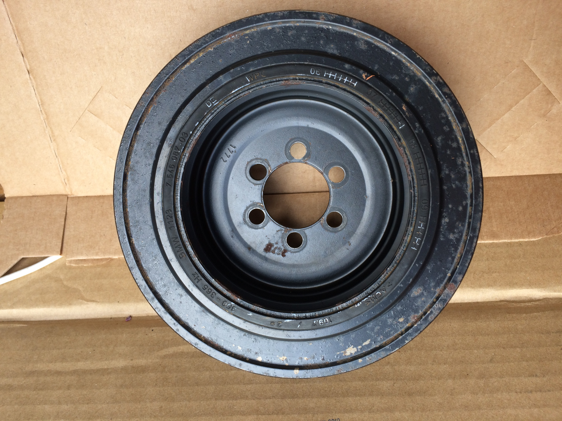 Демпфер крутильных колебаний. Колебаний re57604 б5. Демпфер крут. Демпфер крутильных колебаний. Шкив коленвала каминск 6isbe.