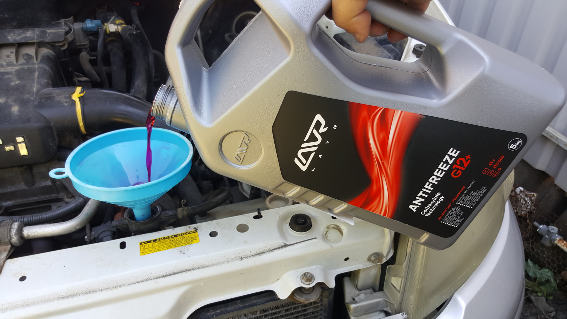 Ож гов. Антифриз Toyota Vitz 2015. Toyota Corolla долив омывающей жидкости. Бачок антифриза Toyota Vitz 2006. Тойота Ярис антифриз.