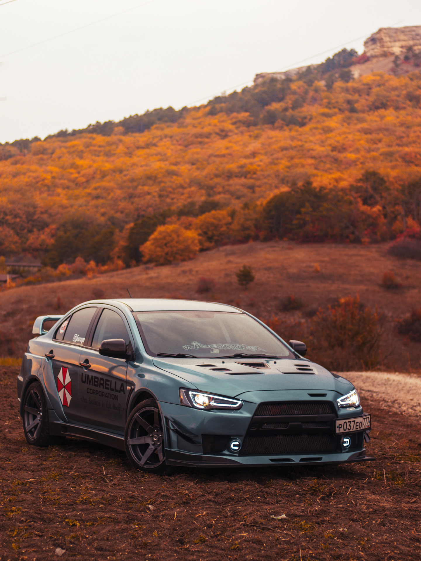 Mitsubishi Lancer 10 в лесу осенью