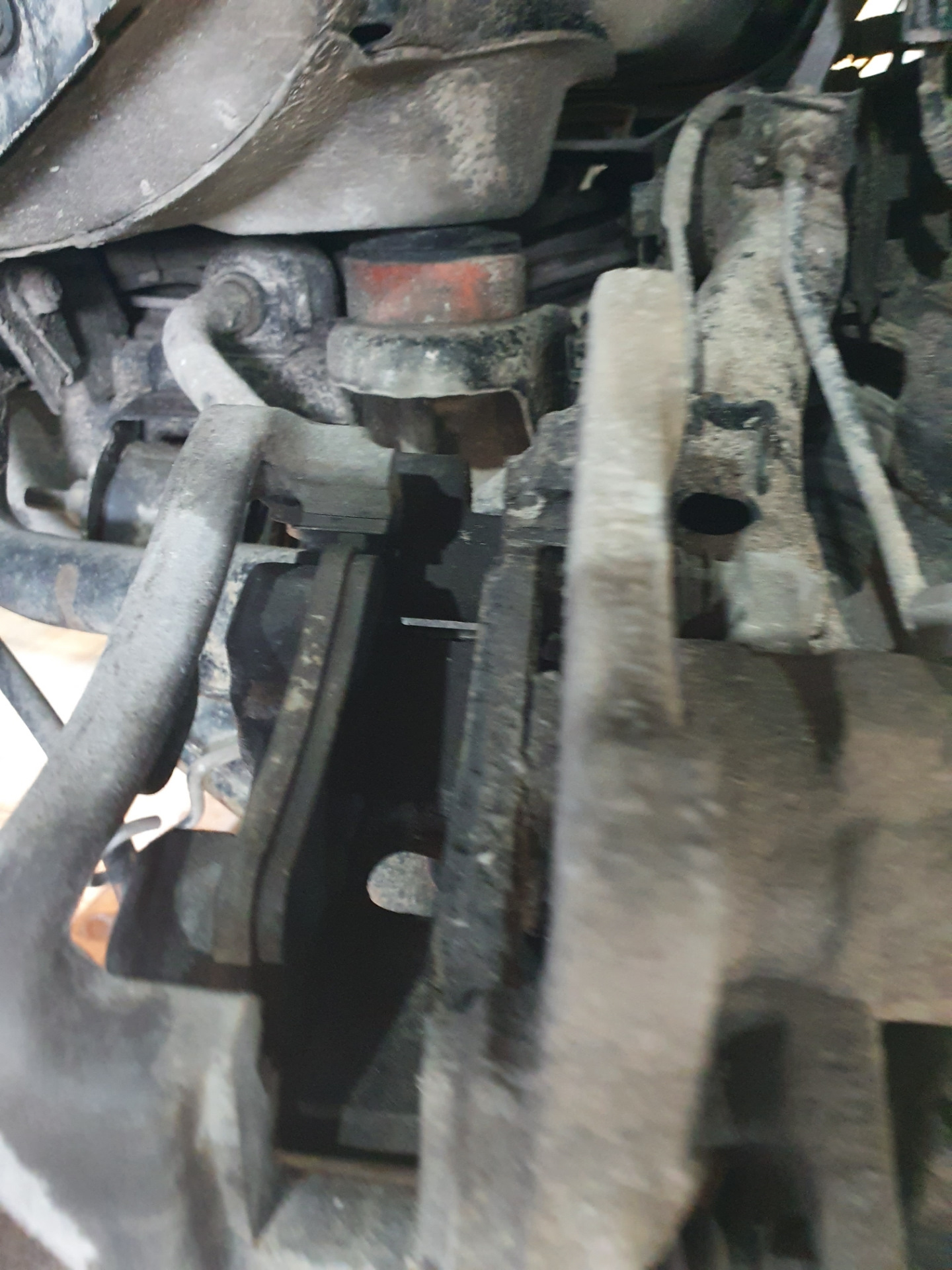 Не забывайте подводить колодки "ручника" — Land Rover Discovery IV, 4,3 ...