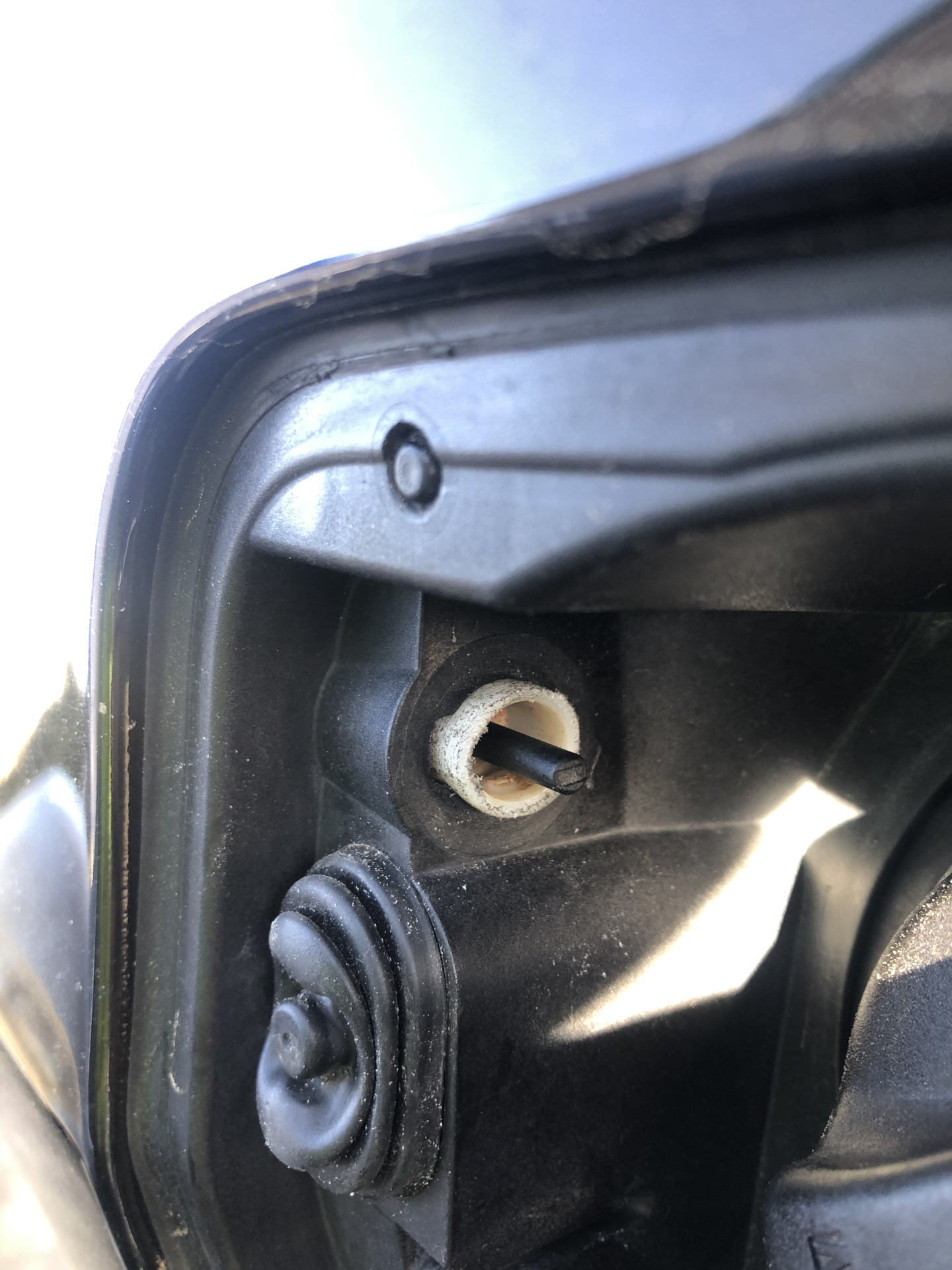 Запирание лючка бензобака — BMW 5 series (E60), 3 л, 2008 года ...