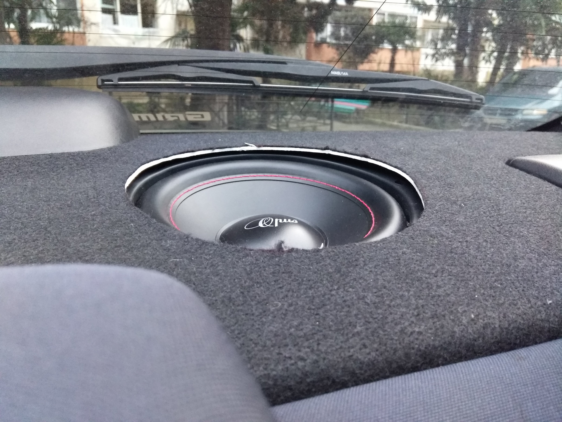 Сабвуфер в полку багажника пежо 308. Сабвуфер в заднюю полку. Подиумы акустические для ваз 1111 ока. Полка калина 1 седан. Приора хэтчбек саб 12 в багажник.