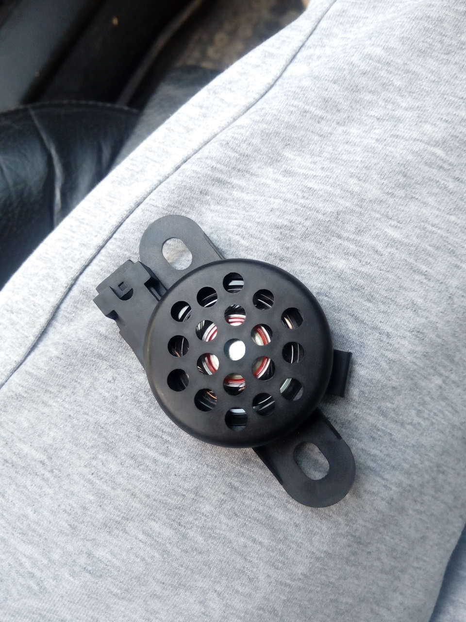 Гадский Зуммер парктроника, или как разобрать весь салон напрасно. — DRIVE2