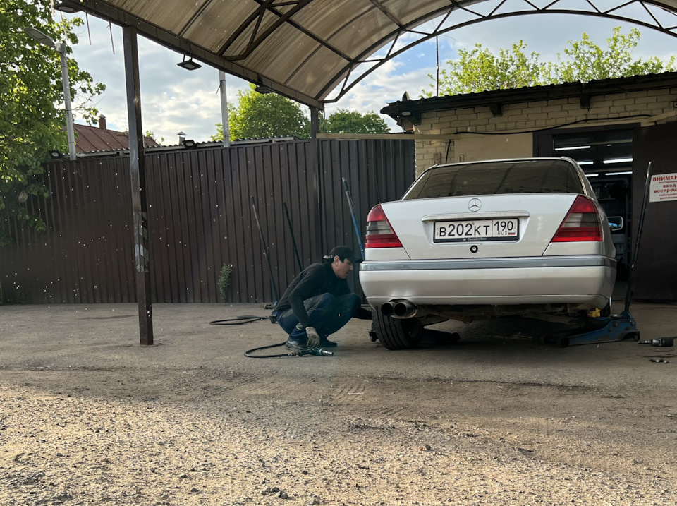 Замена задней резины и ниппеля — Mercedes-Benz C-class (W202), 2,5 л ...