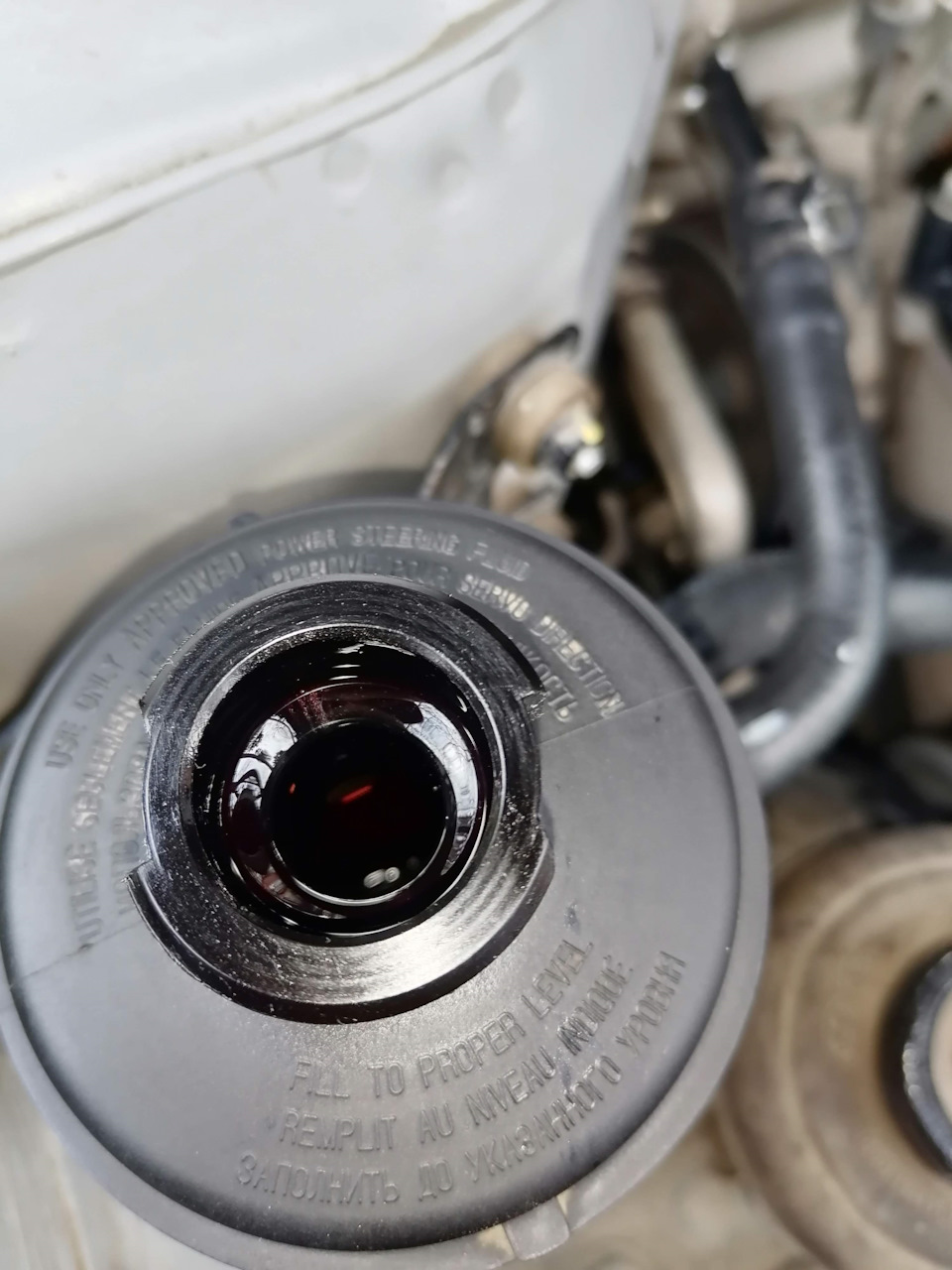 Новая жидкость, чётко виден красноватый оттенок — KIA Rio 5-door (3G)