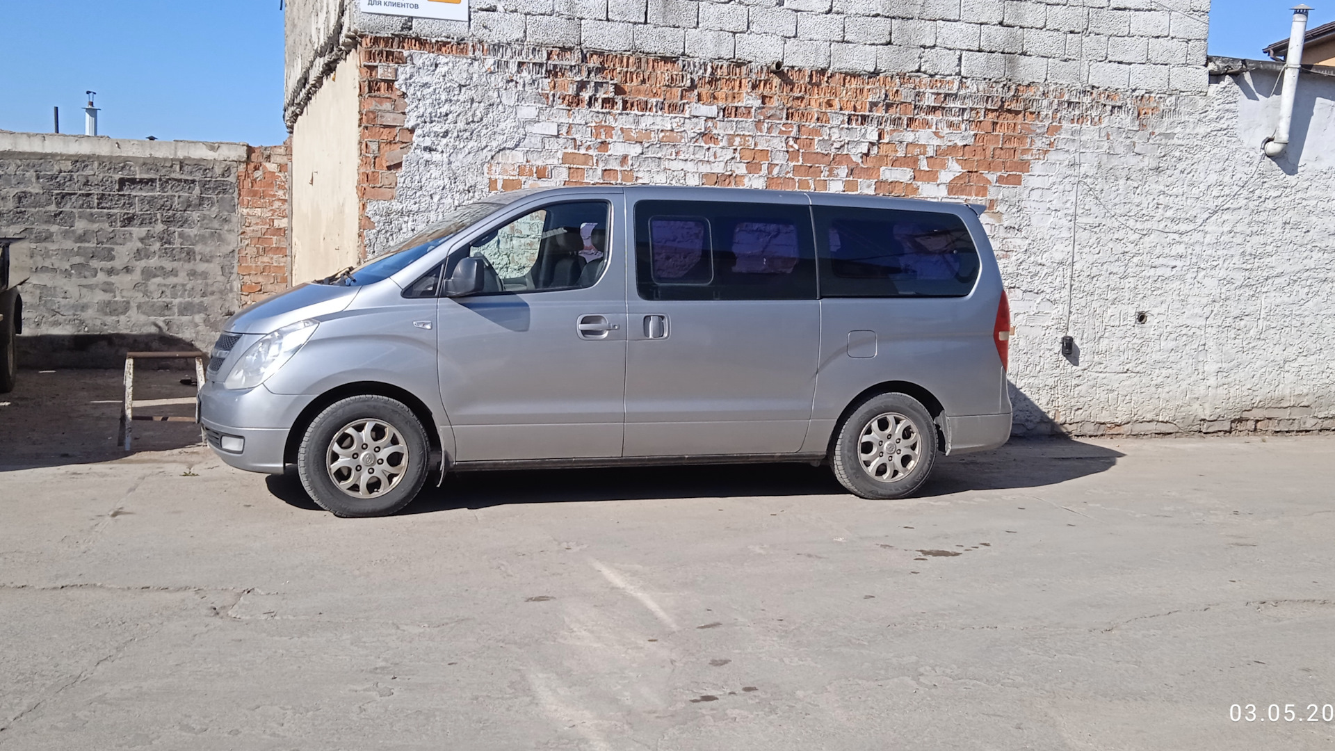 Hyundai best sale starex van