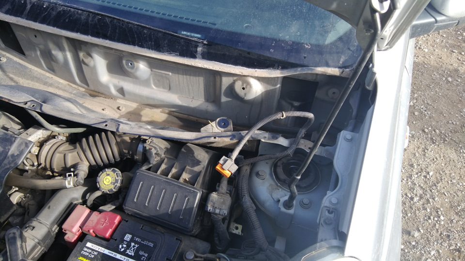 Трапеция дворников. — Nissan Note (1G), 1,6 л, 2006 года | плановое ТО ...